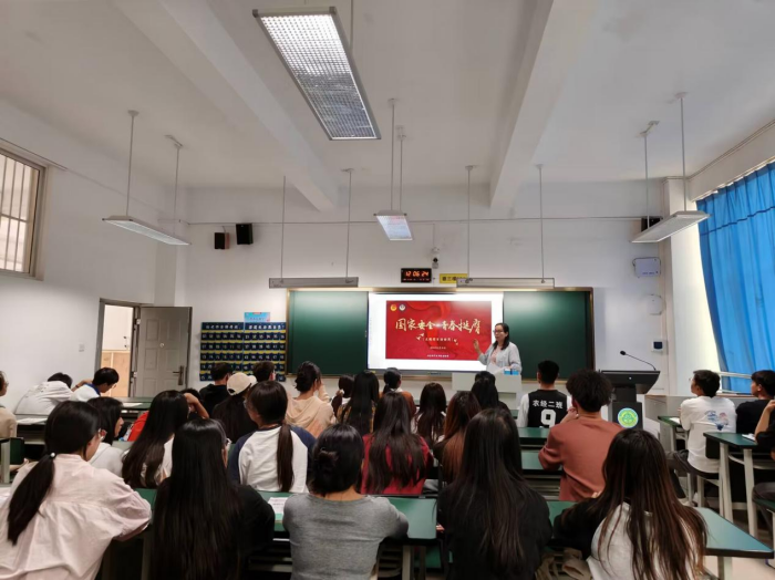 ​学院团总支深入班级开展“国家安全 青春挺膺”主题团课
